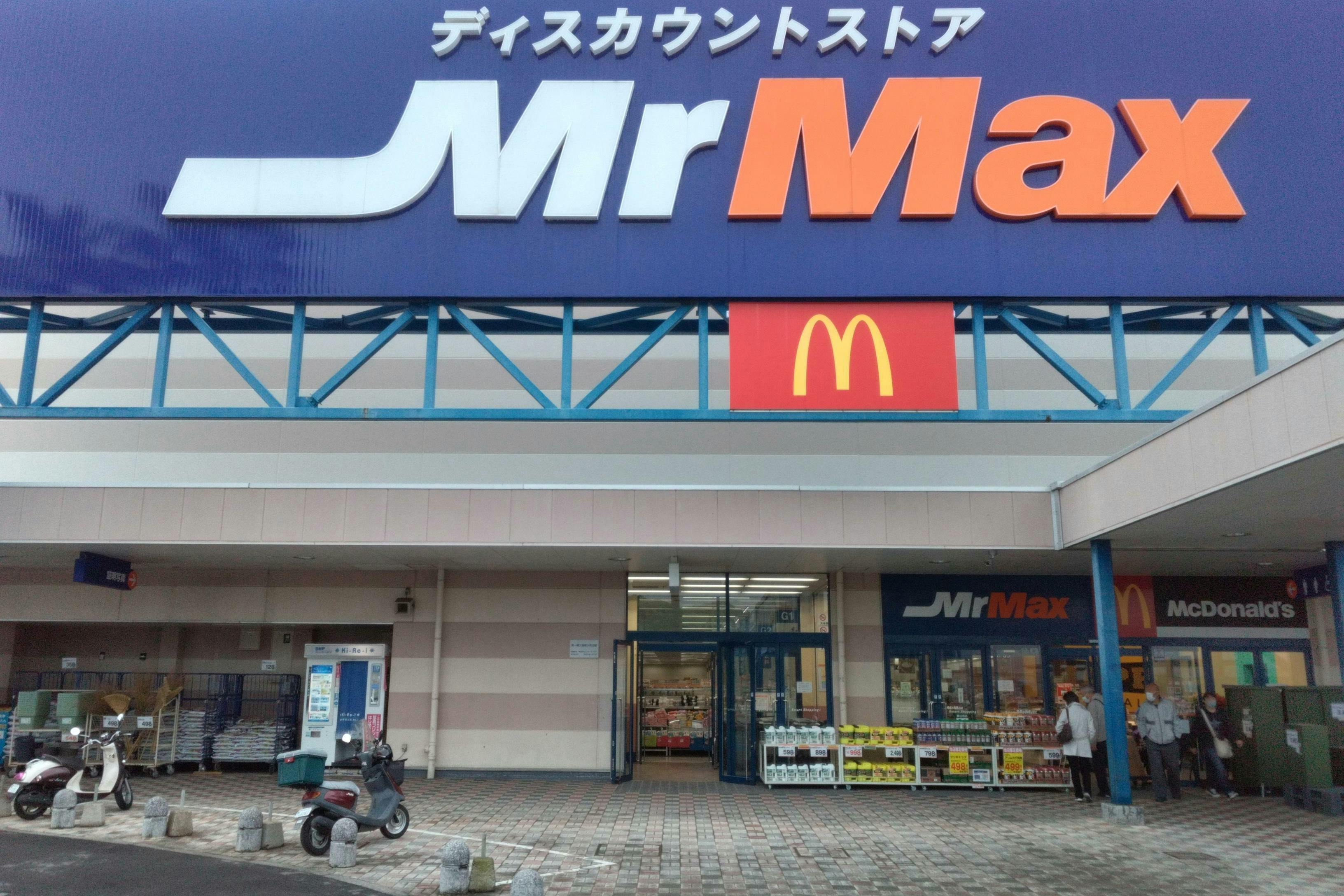 【ミスターマックス 大牟田店】ミスターマックス店頭（証明写真側） 販促プロモーションや物販用途に最適な総合ディスカウントストアの催事イベントスペース