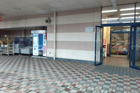 【ミスターマックス 大牟田店】ミスターマックス店頭(証明写真側) 販促プロモーションや物販用途に最適な総合ディスカウントストアの催事イベントスペース