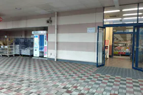 【ミスターマックス 大牟田店】ミスターマックス店頭(証明写真側) 販促プロモーションや物販用途に最適な総合ディスカウントストアの催事イベントスペース