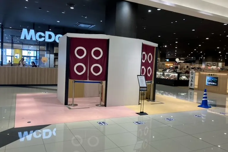 のれんの奥は倉庫としても使えます。貴重品はおけません。