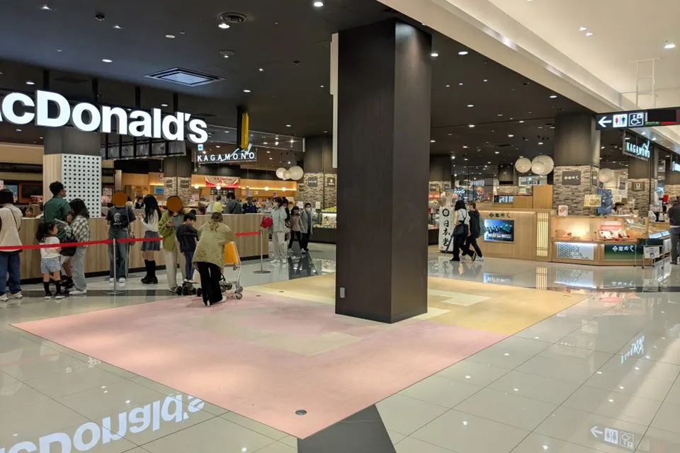 【イオンモール新小松】1Fカルディ前区画