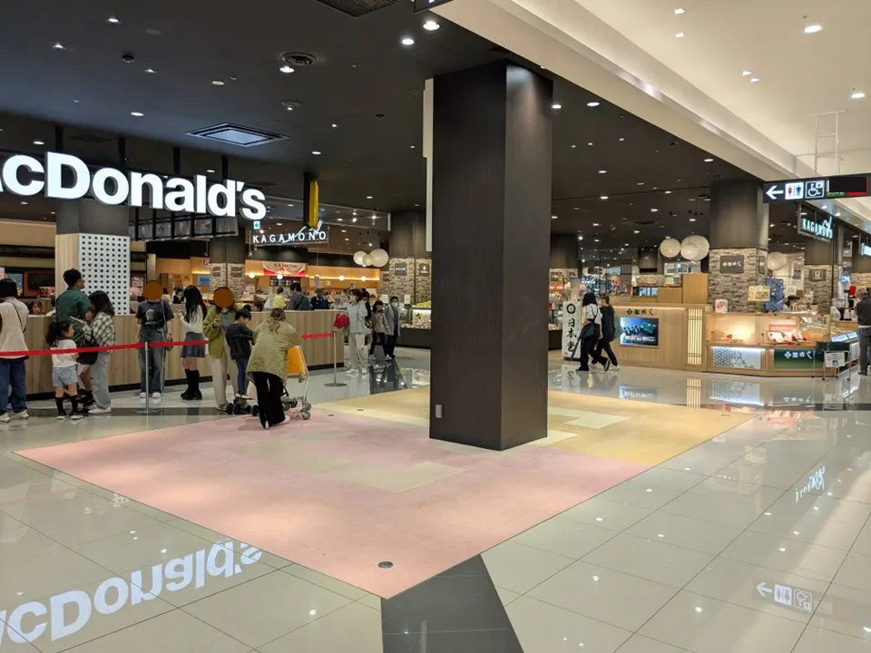 【イオンモール新小松】1Fカルディ前区画