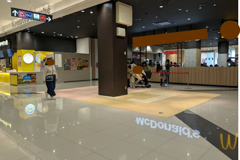 イオンスタイル側(クリーム色の床部分)
