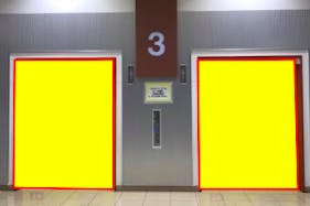 【イオンモール広島祇園】モール内広告 エレベーター扉