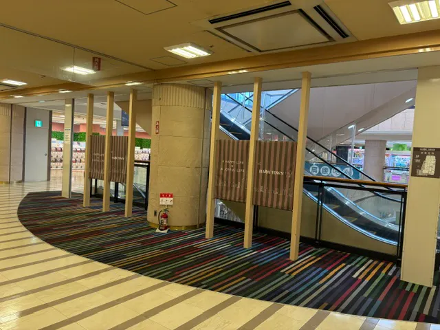 【天満屋ハピータウン原尾島店】エスカレーター横 各種プロモーション、会員獲得イベントに最適な屋内催事イベントスペース
