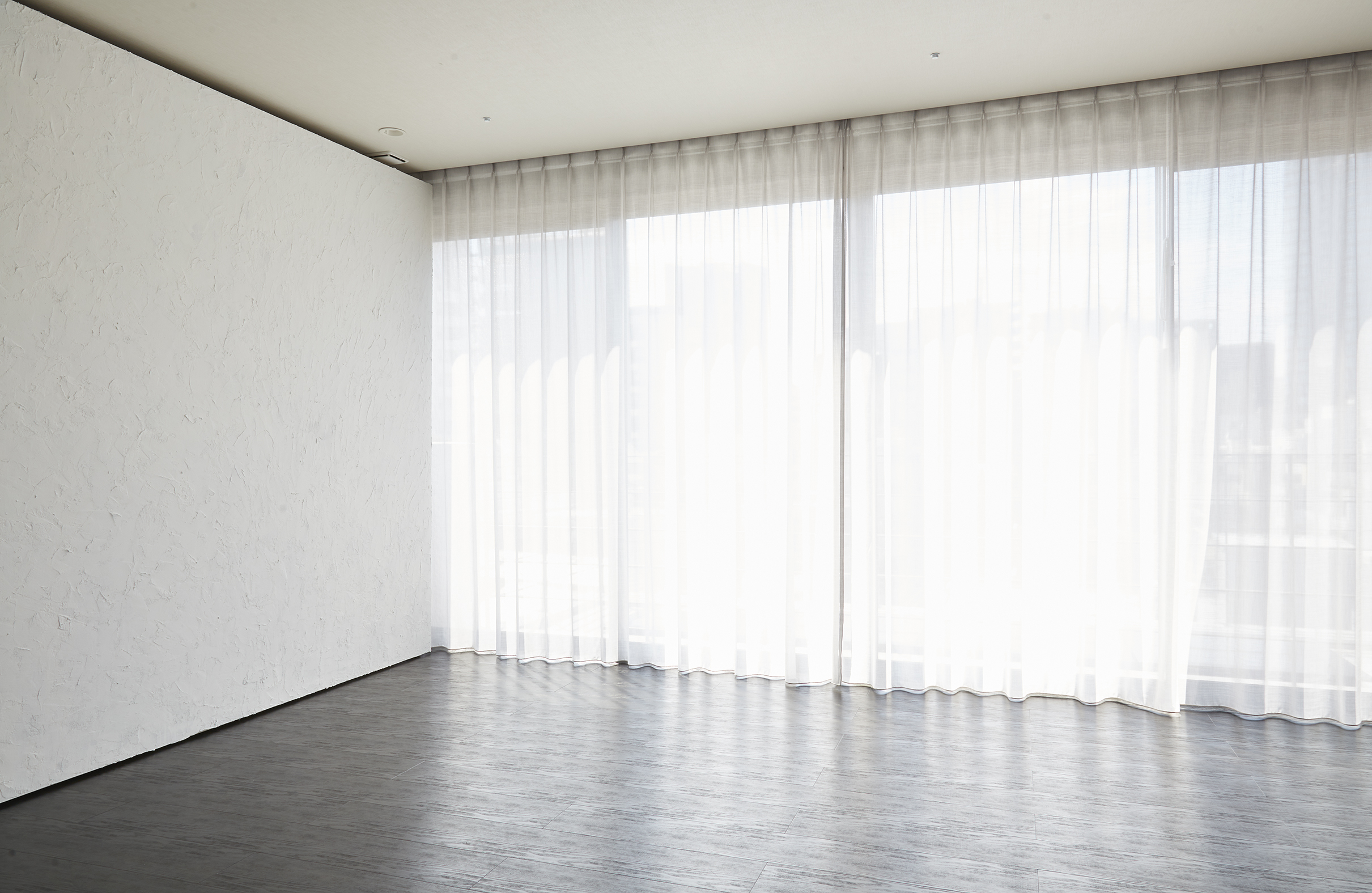 【北参道】ハウススタジオ（自然光の入る大きな窓と白塗り壁）