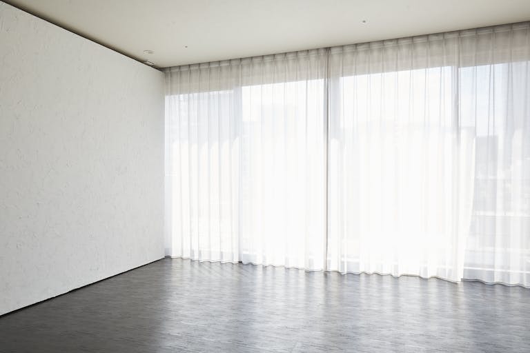 【北参道】ハウススタジオ(自然光の入る大きな窓と白塗り壁)