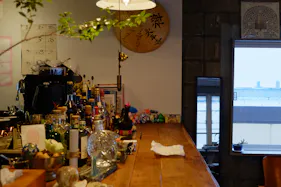 【四ツ橋駅4分】ウッド基調で様々な観葉植物が共存した撮影に最適なレンタルスペース