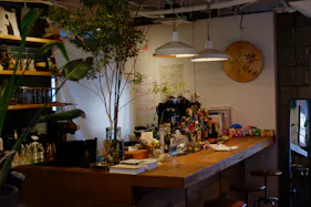 【四ツ橋駅4分】ウッド基調で様々な観葉植物が共存した撮影に最適なレンタルスペース