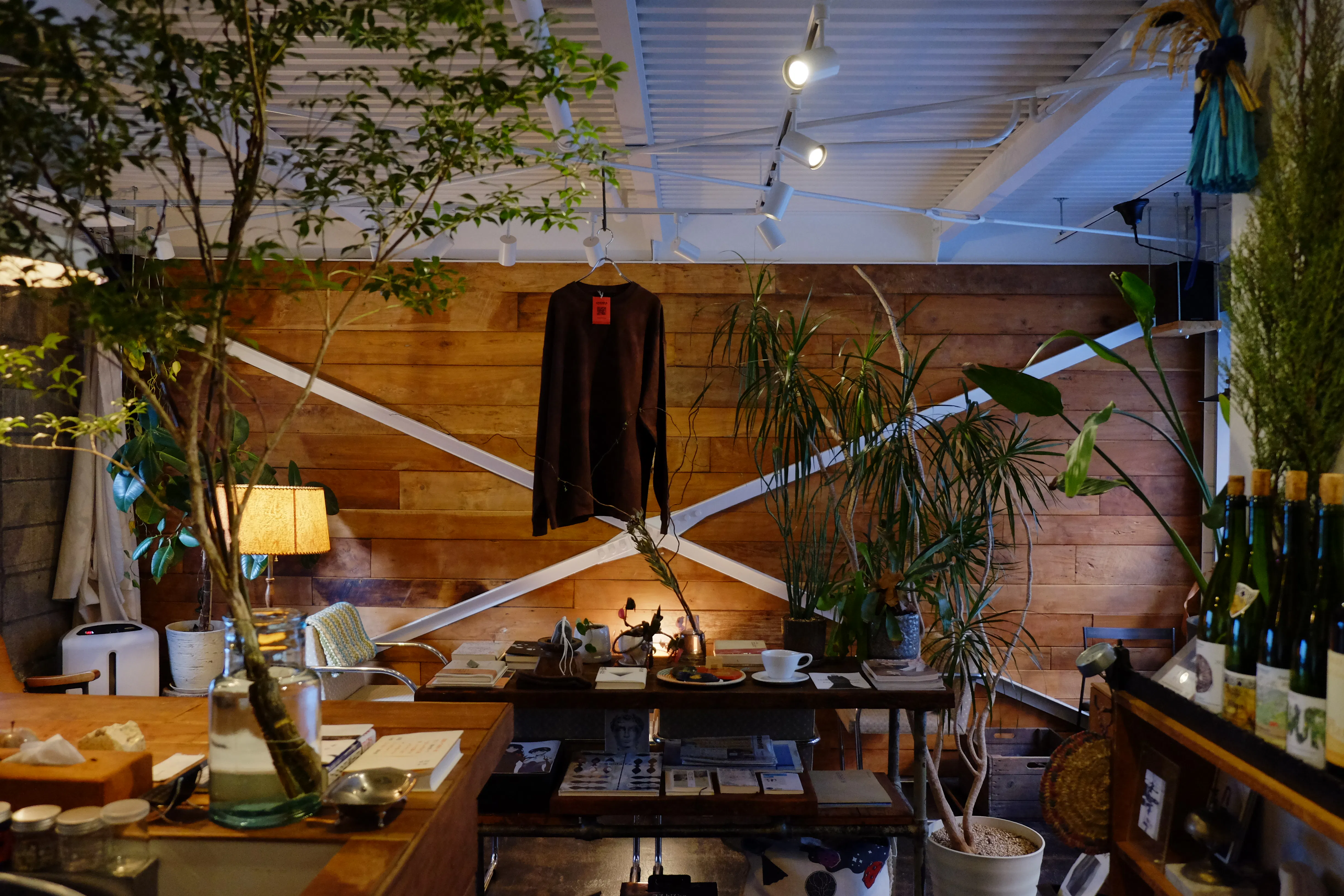 【四ツ橋駅4分】ウッド基調で様々な観葉植物が共存した撮影に最適なレンタルスペース