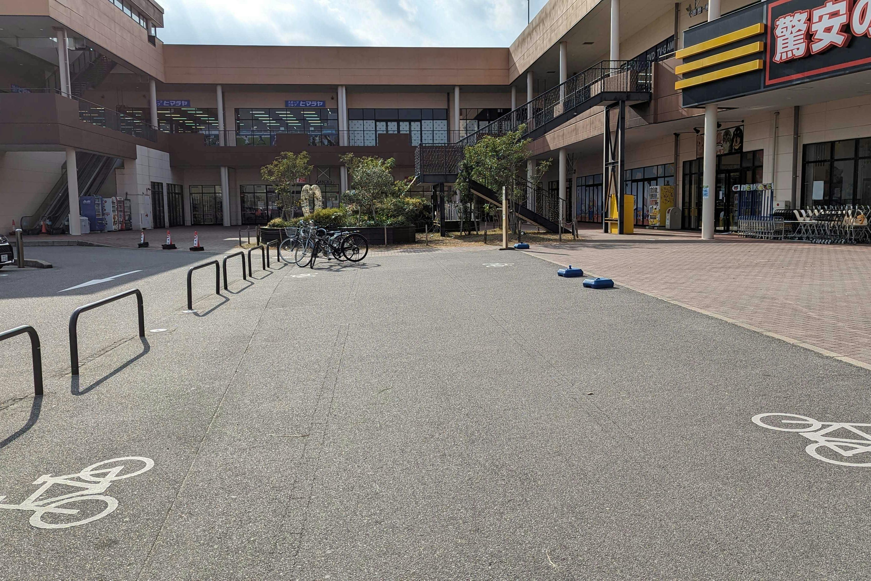 【クラスポ蒲郡】キッチンカーでの出店に最適な施設入口と駐車場の間にある屋外スペース/キッチンカー③