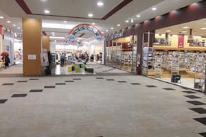 【アクロスモール新鎌ケ谷】家族向けのイベントやワークショップ、ウォーターサーバーの販売促進プロモーションに最適なショッピングモール内2Fにあるのイベントスペース(こども広場前)