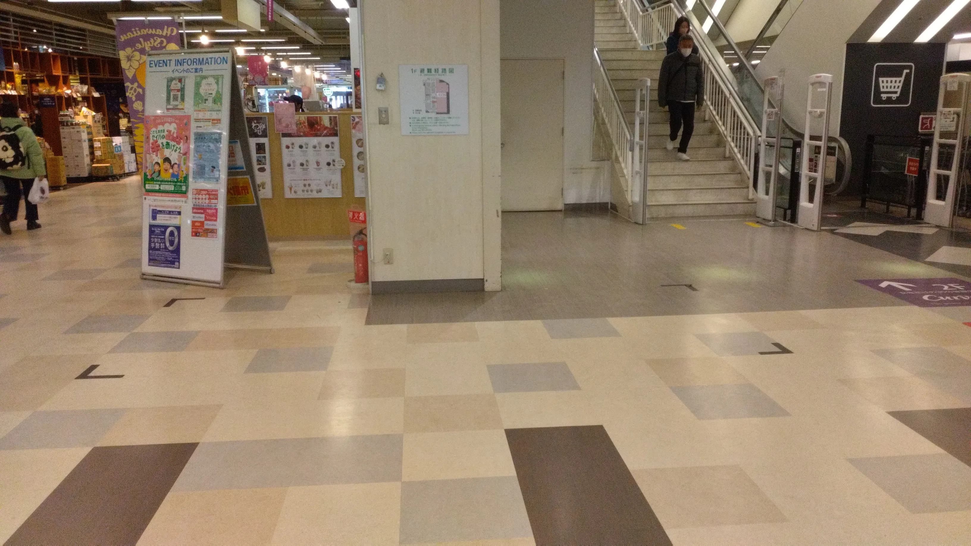 【イオン札幌西岡ショッピングセンター】壺屋前 階段下