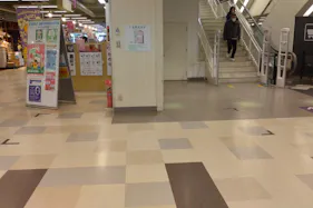 【イオン札幌西岡ショッピングセンター】壺屋前 階段下