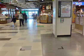 【イオン札幌西岡ショッピングセンター】壺屋前 階段下