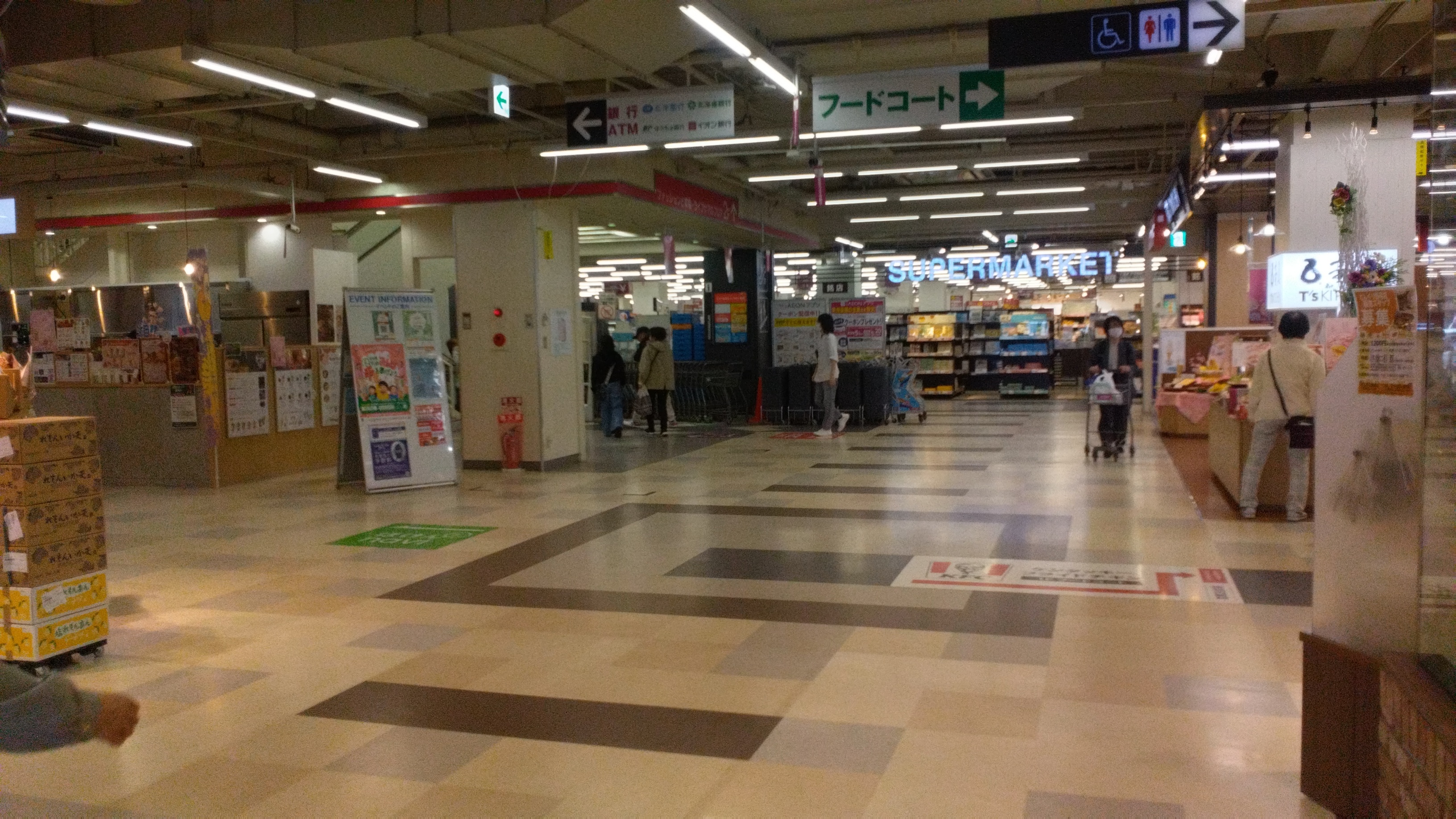 【イオン札幌西岡ショッピングセンター】壺屋前 階段下