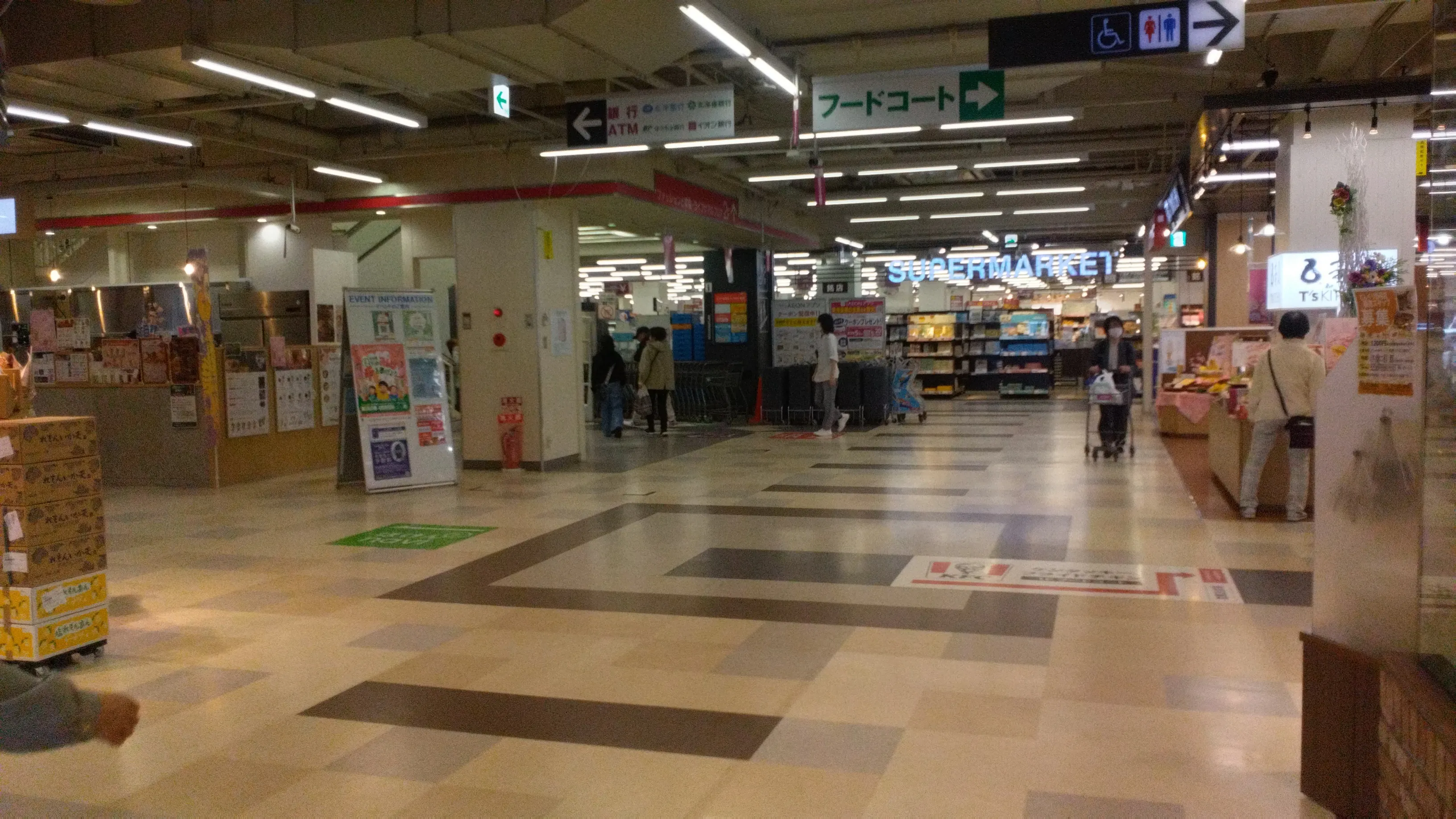 【イオン札幌西岡ショッピングセンター】壺屋前 階段下