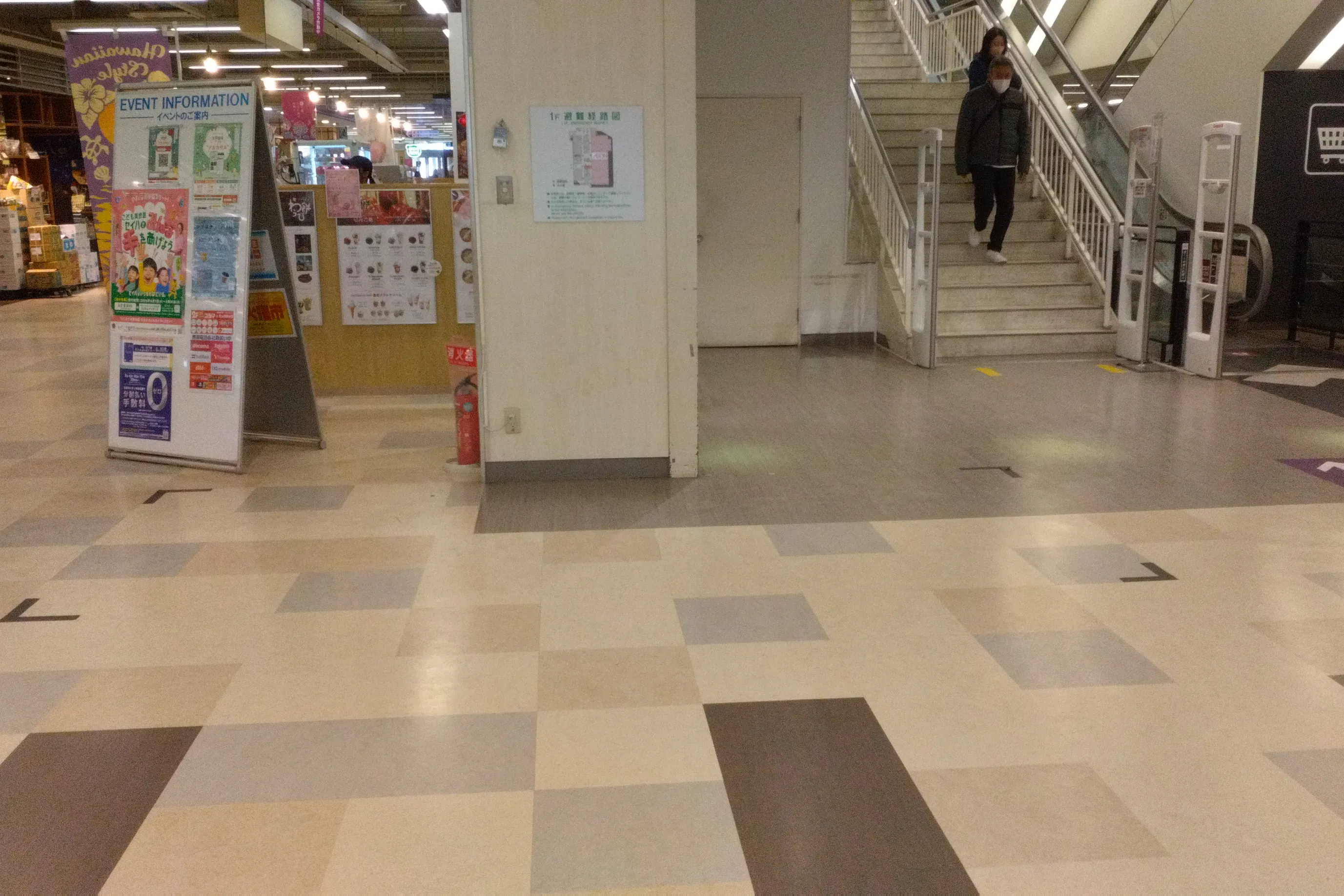 【イオン札幌西岡ショッピングセンター】壺屋前 階段下