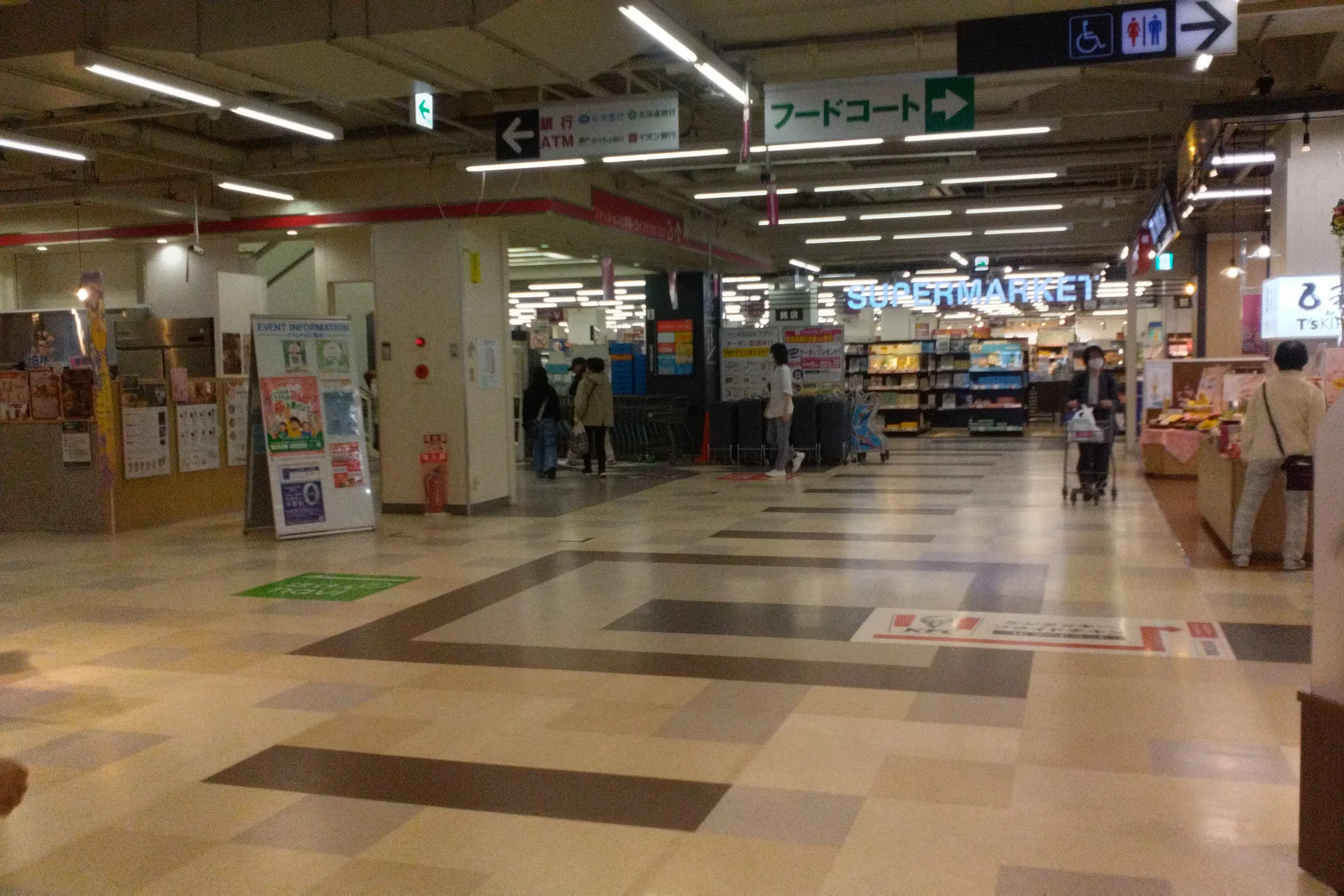 【イオン札幌西岡ショッピングセンター】壺屋前 階段下