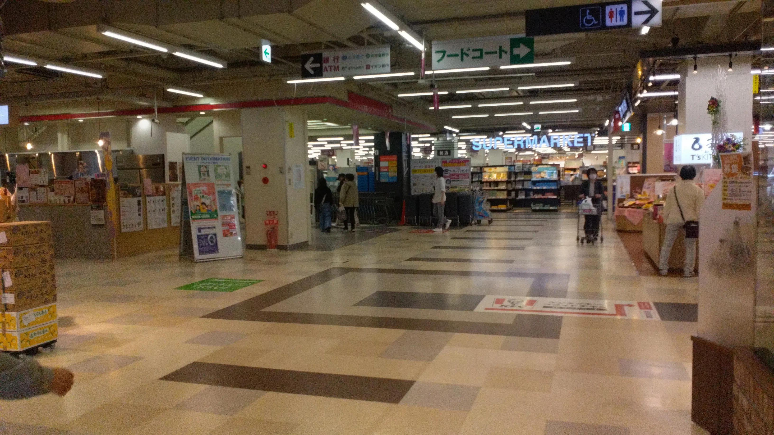 【イオン札幌西岡ショッピングセンター】壺屋前 階段下