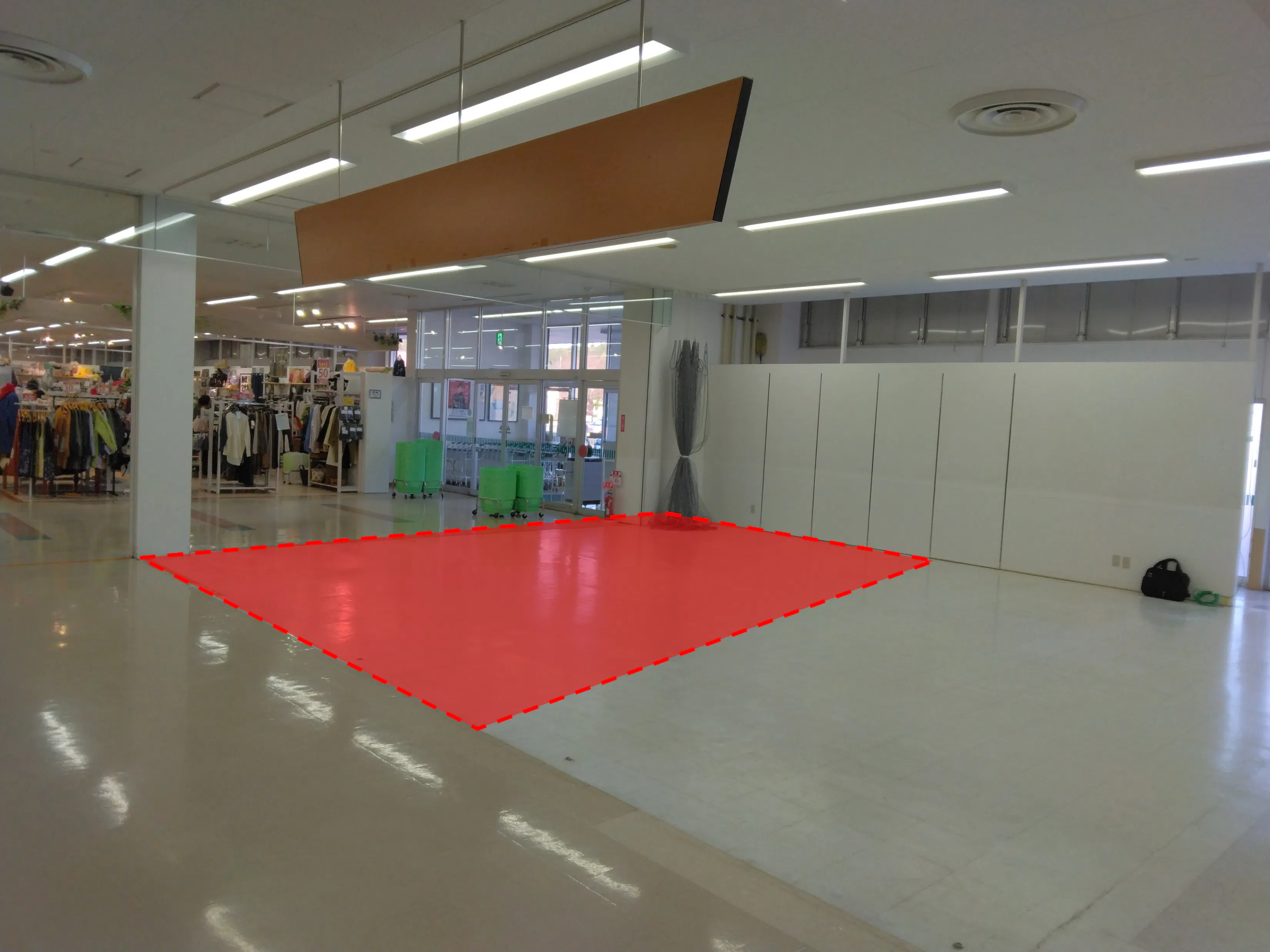 【ゆめマート人吉】入口付近　ポップアップストア(物販)やプロモーション用途に最適なスーパーの屋内催事イベントスペース