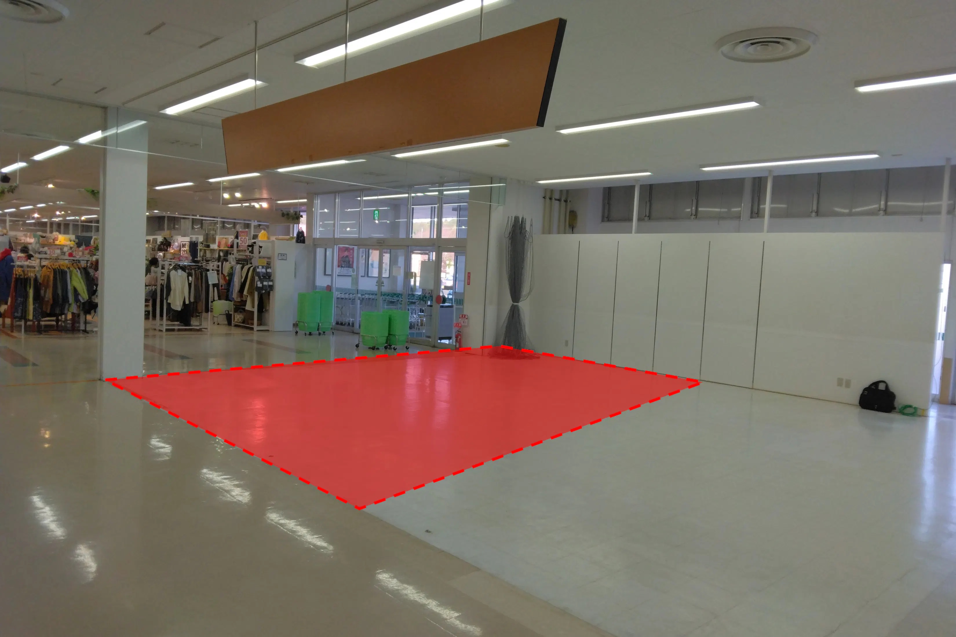 【ゆめマート人吉】入口付近 ポップアップストア(物販)やプロモーション用途に最適なスーパーの屋内催事イベントスペース