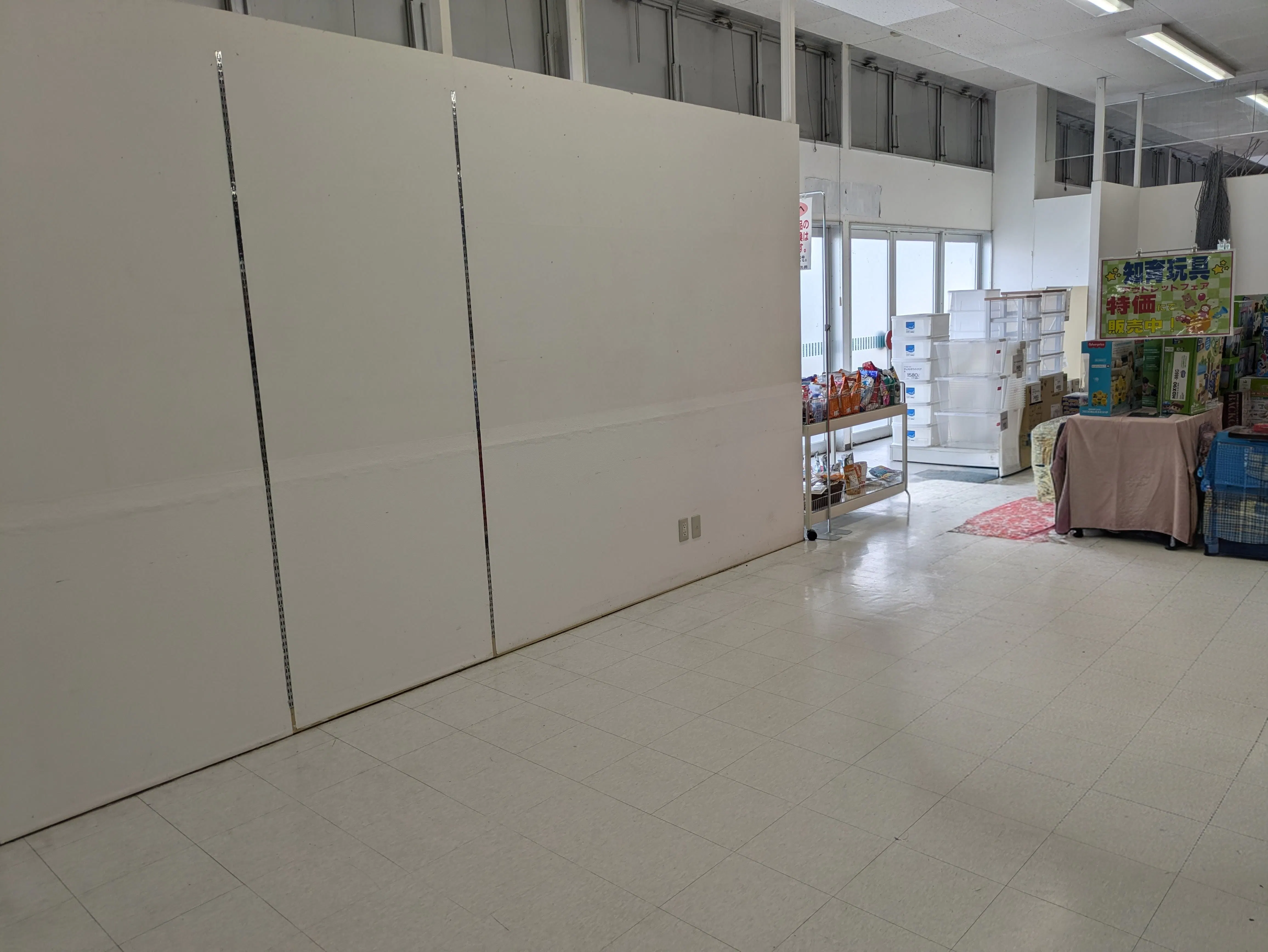 【ゆめマート人吉】入口付近　ポップアップストア(物販)やプロモーション用途に最適なスーパーの屋内催事イベントスペース