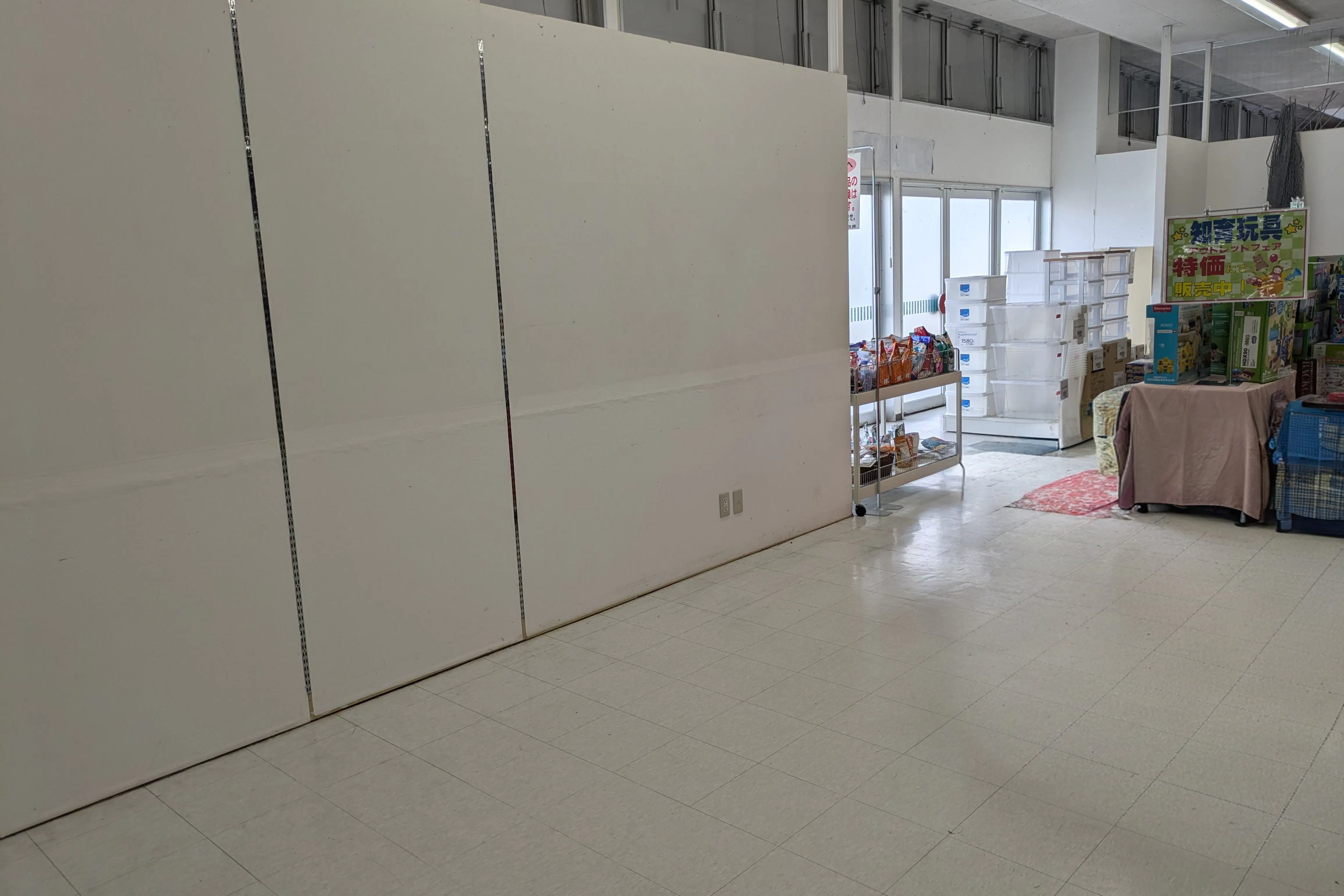 【ゆめマート人吉】入口付近 ポップアップストア(物販)やプロモーション用途に最適なスーパーの屋内催事イベントスペース