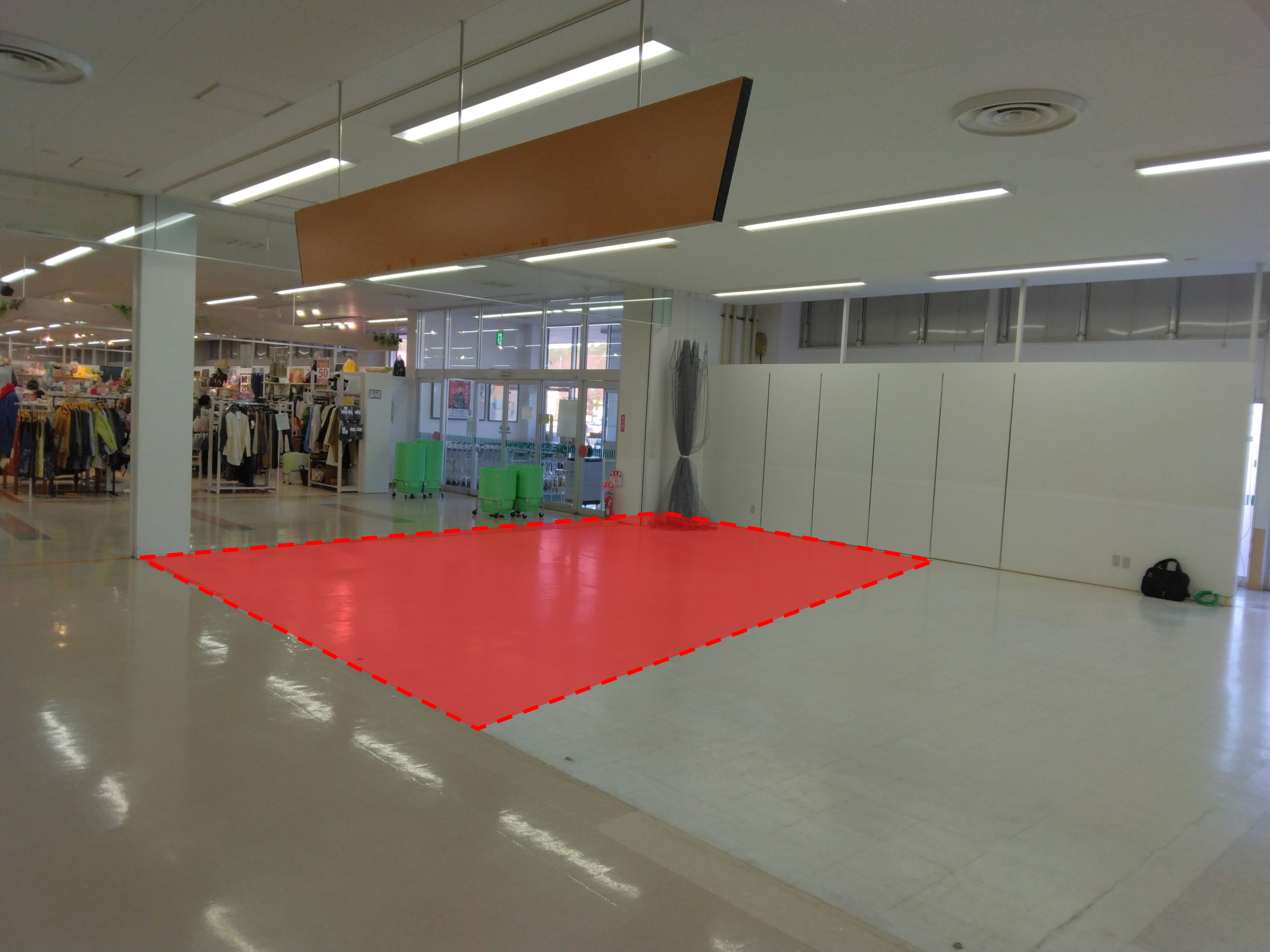 【ゆめマート人吉】入口付近　ポップアップストア(物販)やプロモーション用途に最適なスーパーの屋内催事イベントスペース