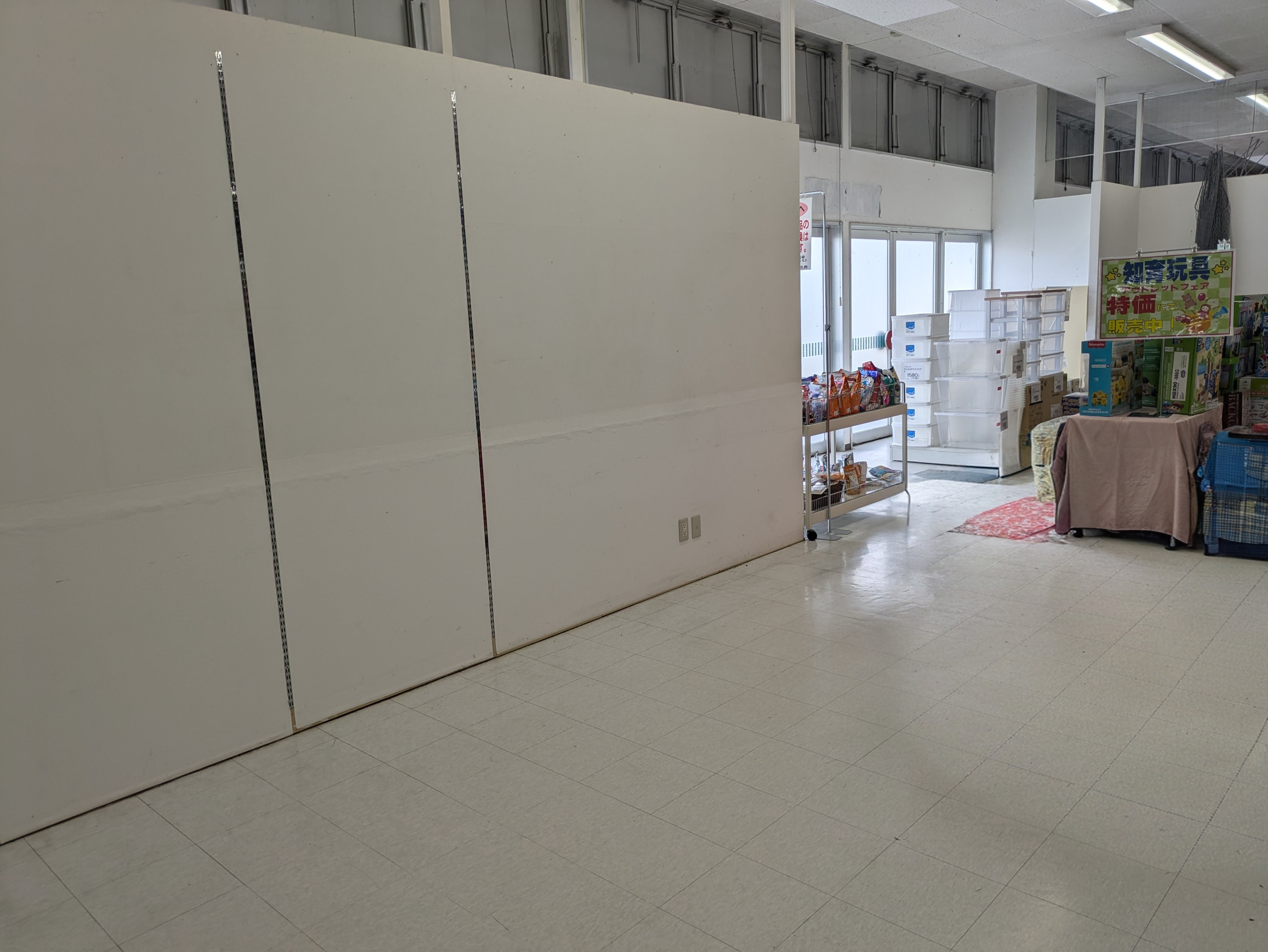 【ゆめマート人吉】入口付近　ポップアップストア(物販)やプロモーション用途に最適なスーパーの屋内催事イベントスペース