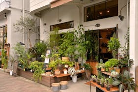 【目黒区家具屋通り】ワークショップやポップアップストアに適した緑豊かなフラワーショップとカフェ一体型のユニークなイベントスペース(貸切り)