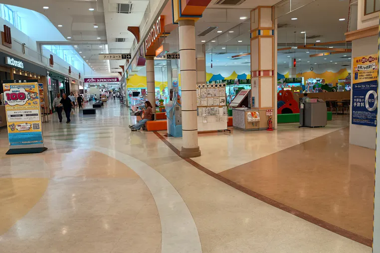 【イオンスーパーセンター十和田】フードコート横 販促プロモーションや物販に最適なスーパー店内催事イベントスペース
