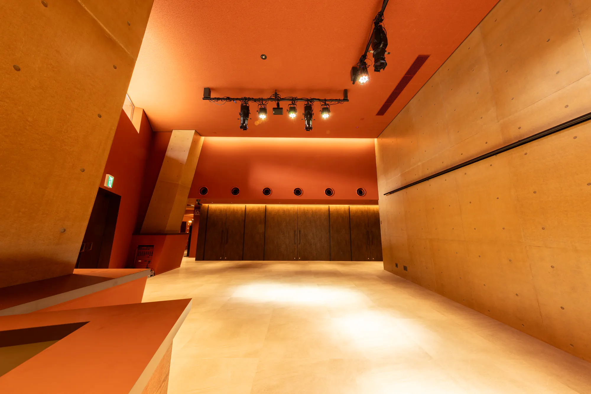 【川崎駅7分】ステージ常設の広々としたライブハウス！展示会、撮影、音楽イベントなど様々な用途で利用できる什器豊富なイベントスペース「スペルノーヴァカワサキ」