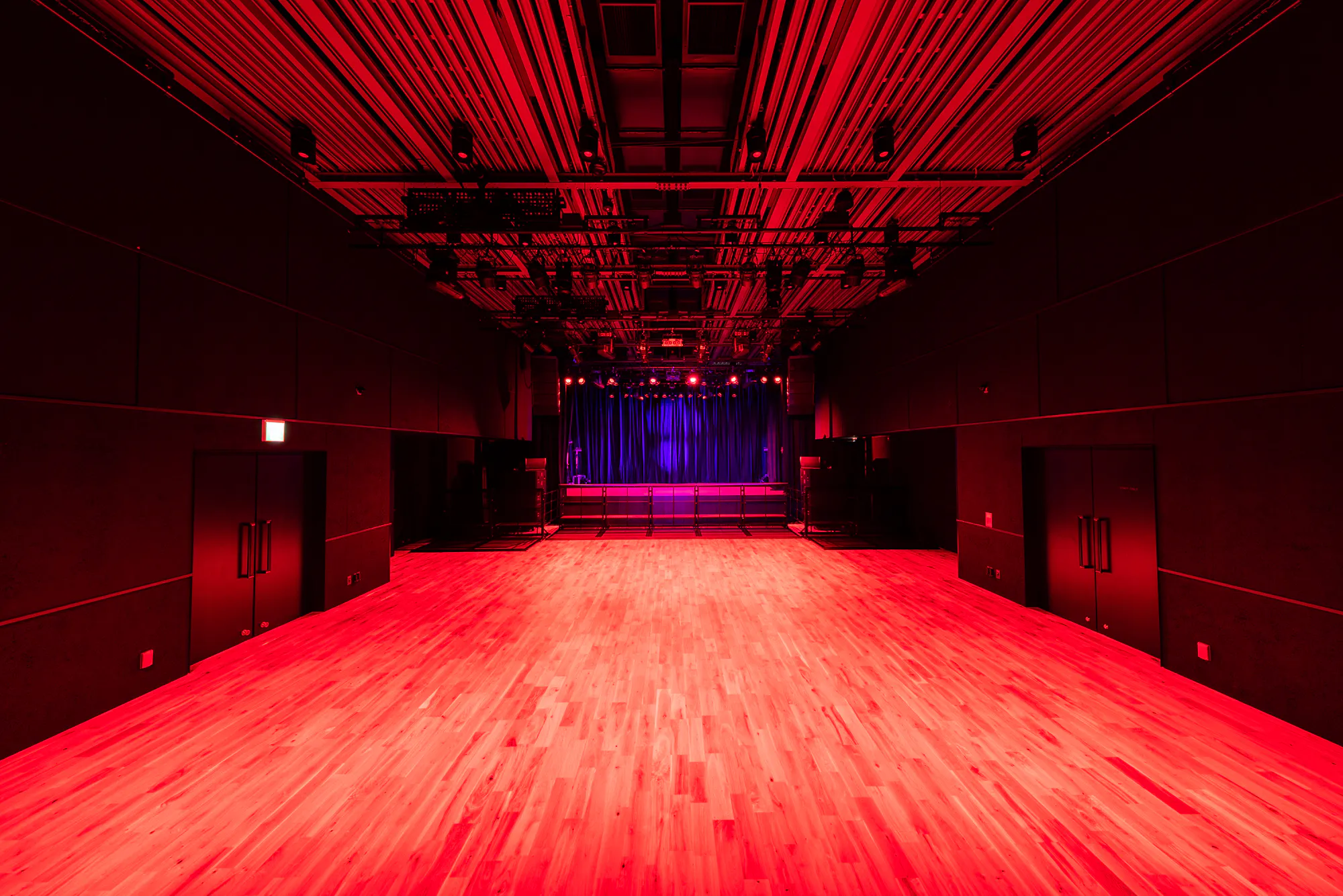 【川崎駅7分】ステージ常設の広々としたライブハウス！展示会、撮影、音楽イベントなど様々な用途で利用できる什器豊富なイベントスペース「スペルノーヴァカワサキ」