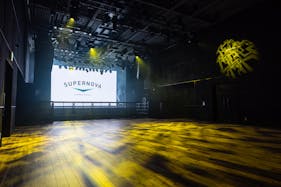 【川崎駅7分】ステージ常設の広々としたライブハウス!展示会、撮影、音楽イベントなど様々な用途で利用できる什器豊富なイベントスペース「スペルノーヴァカワサキ」