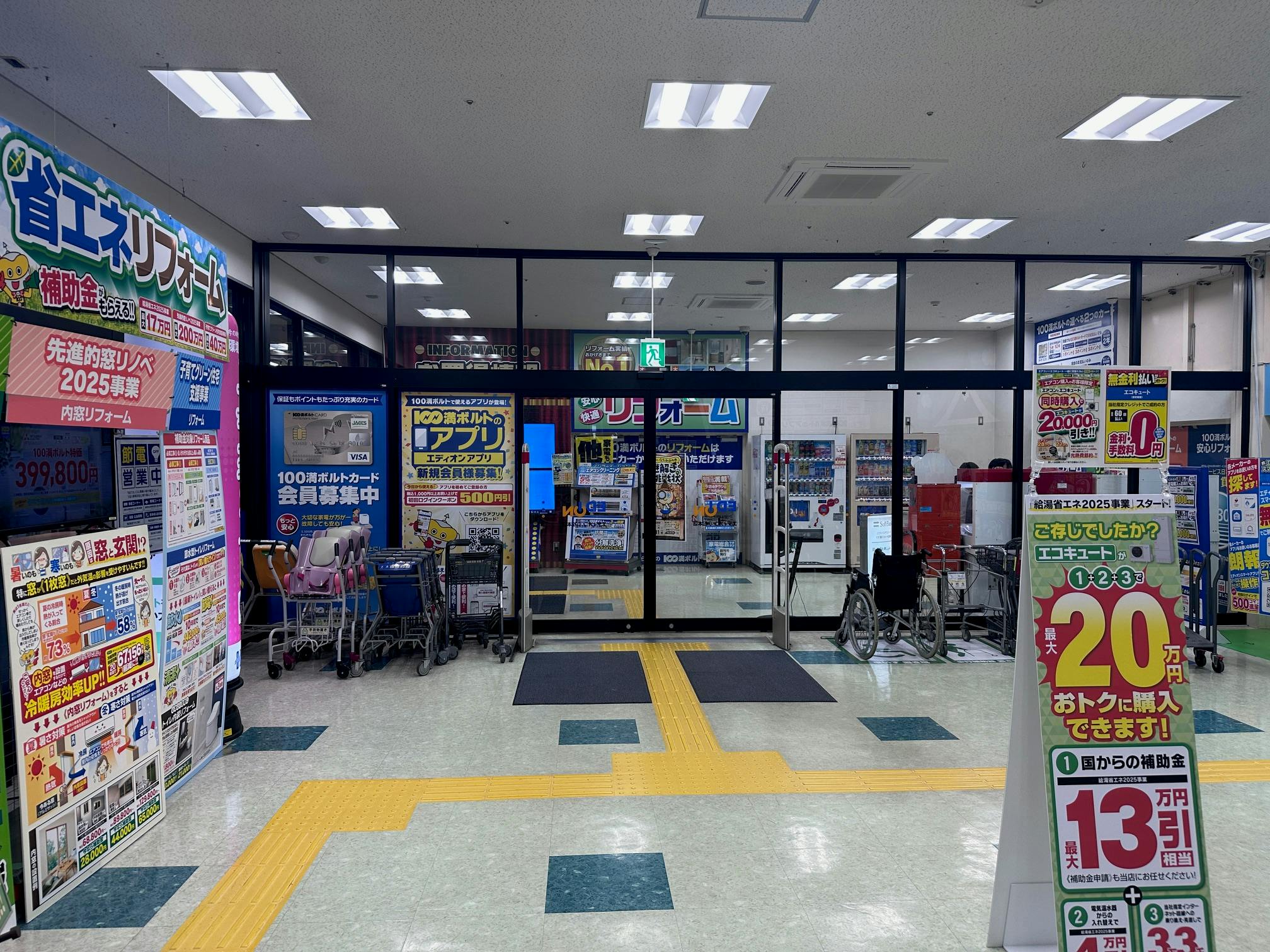 店舗内より貸出スペース(自動ドアの奥)
