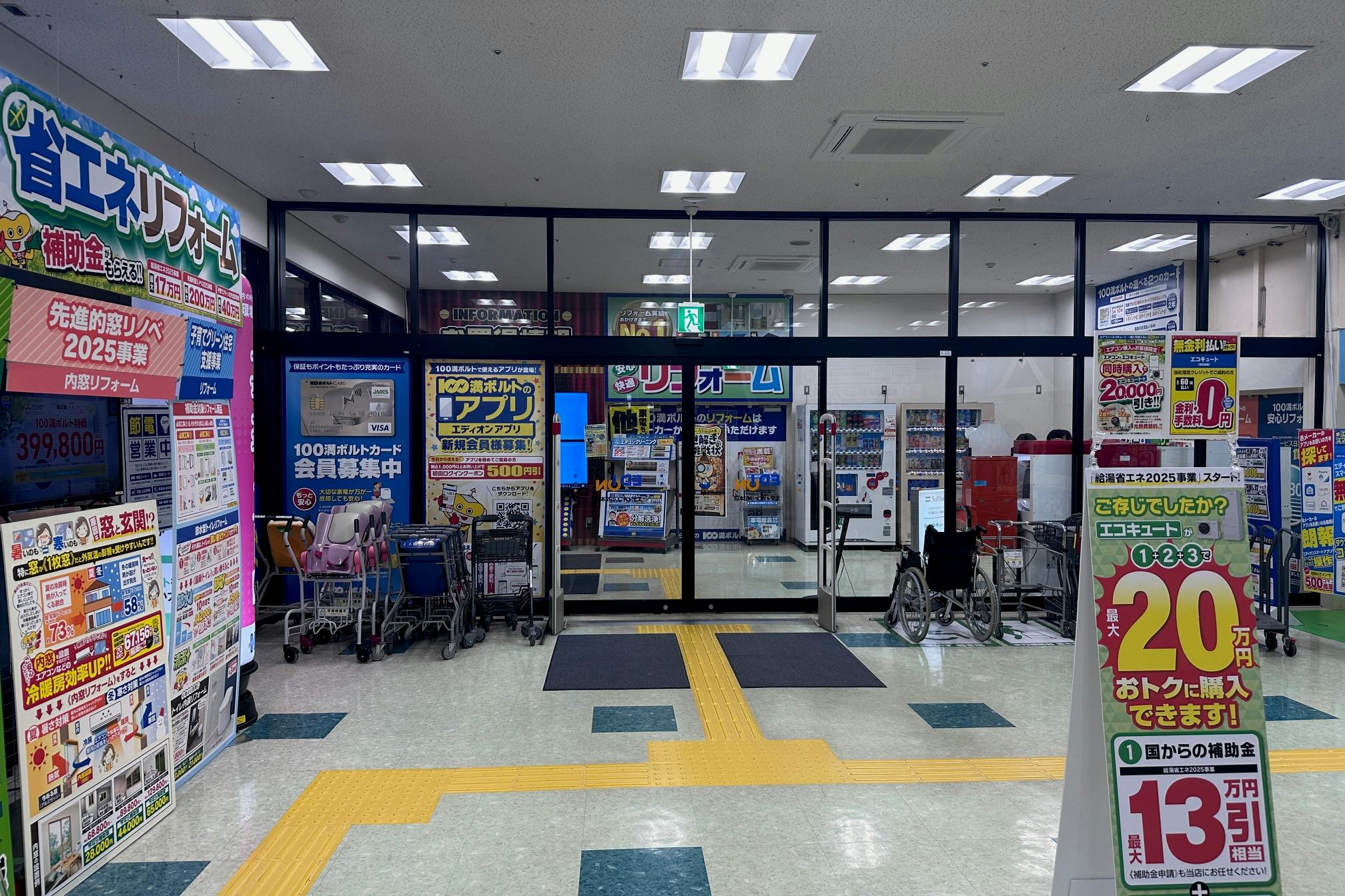 店舗内より貸出スペース(自動ドアの奥)