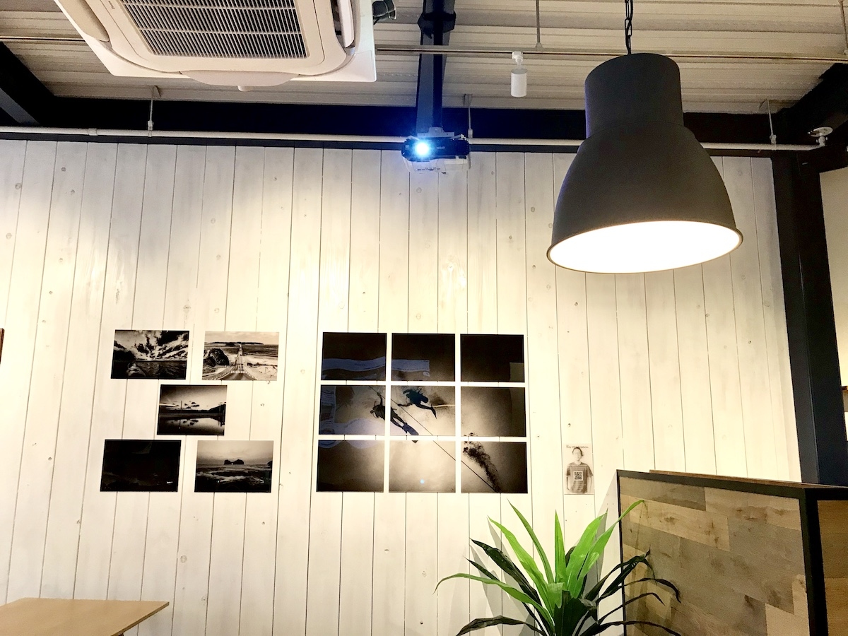 壁には海中の写真