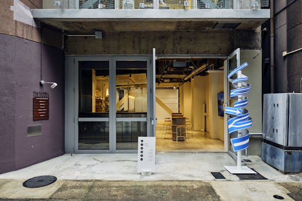 【虎ノ門駅3分】展示会やポップアップストアに最適なアート作品に囲まれたハイセンスな路面スペース