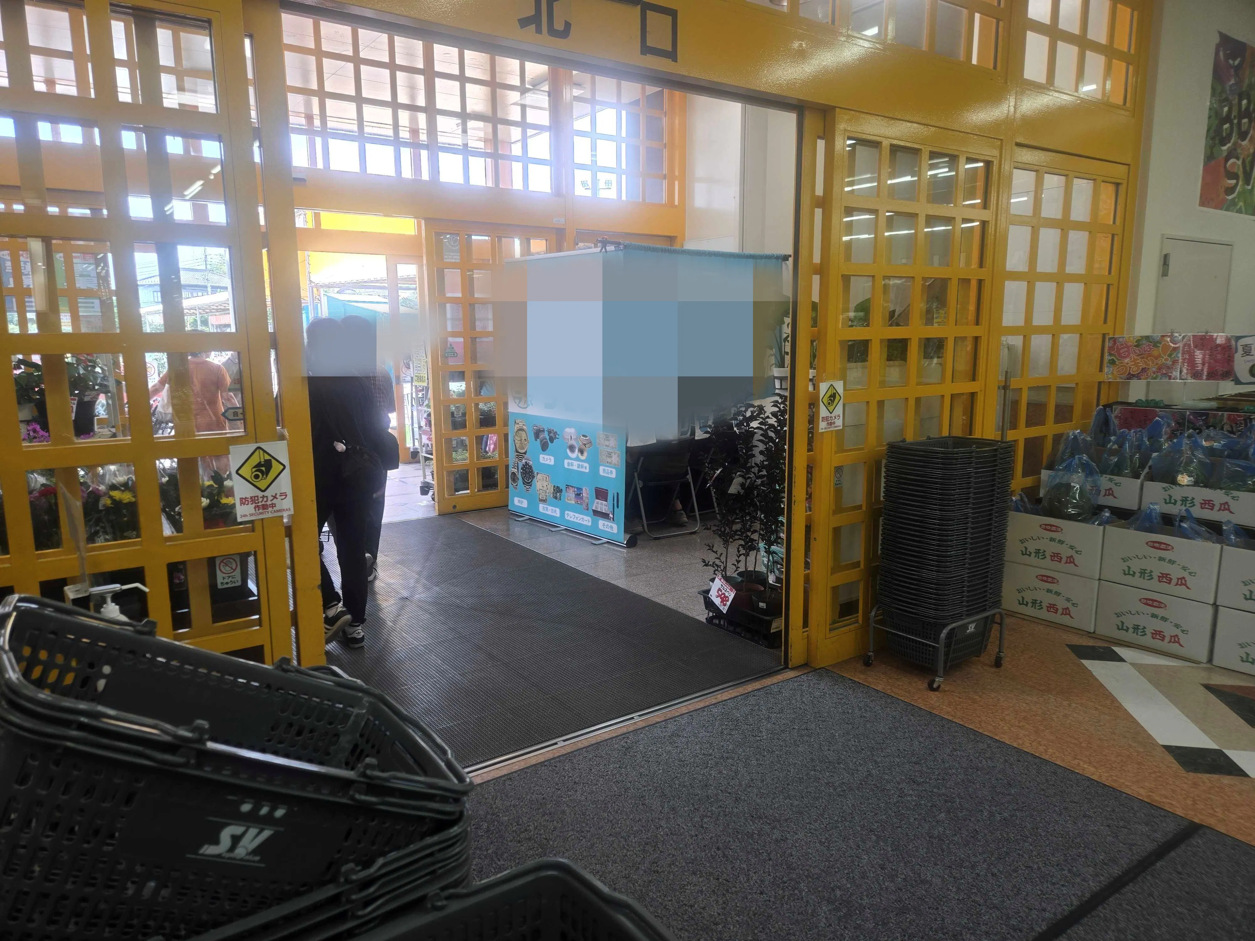 【スーパーバリュー 岩槻店】風除室 各種プロモーション、会員獲得イベントに最適なスーパーマーケットの屋内催事イベントスペース
