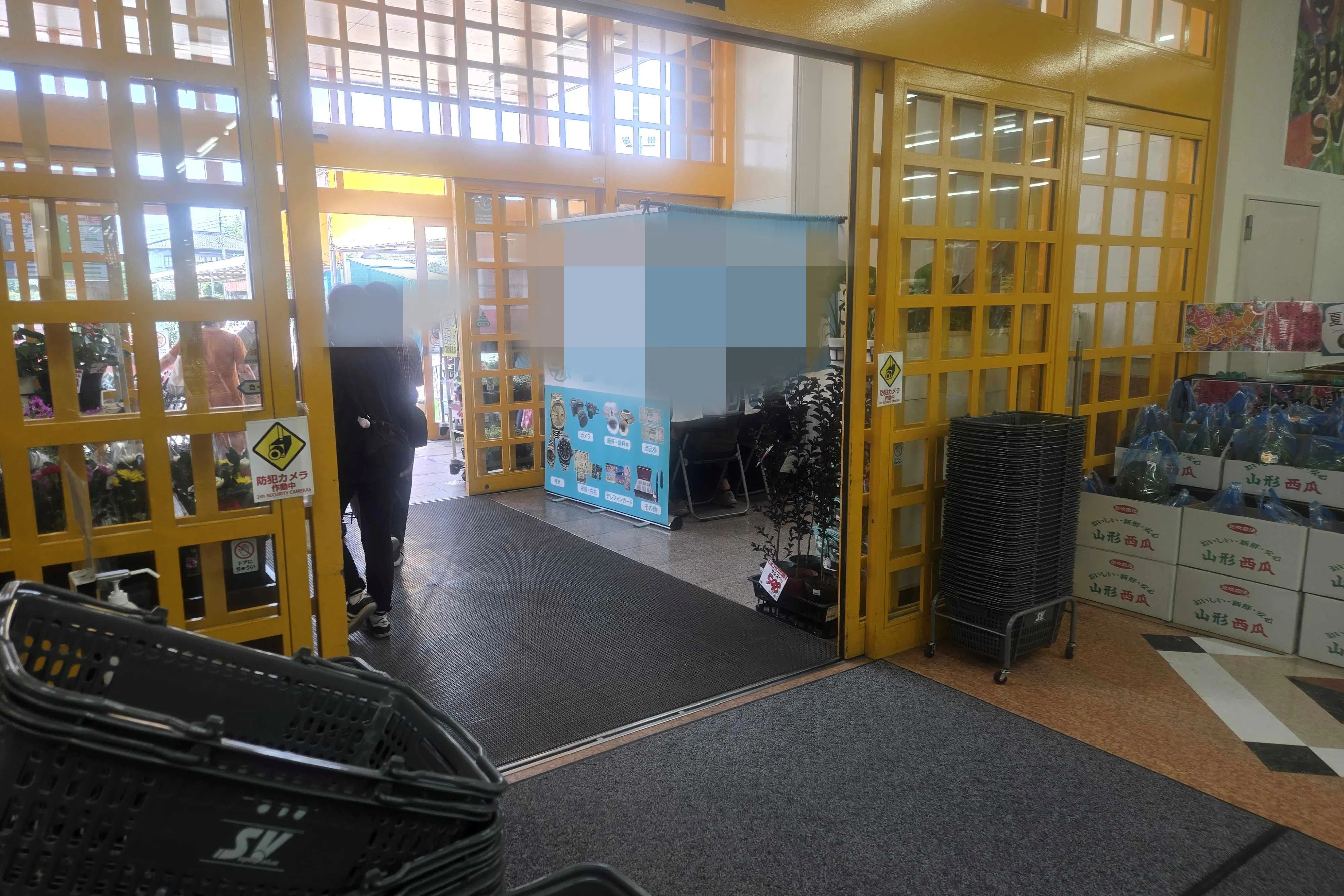 【スーパーバリュー 岩槻店】風除室 各種プロモーション、会員獲得イベントに最適なスーパーマーケットの屋内催事イベントスペース