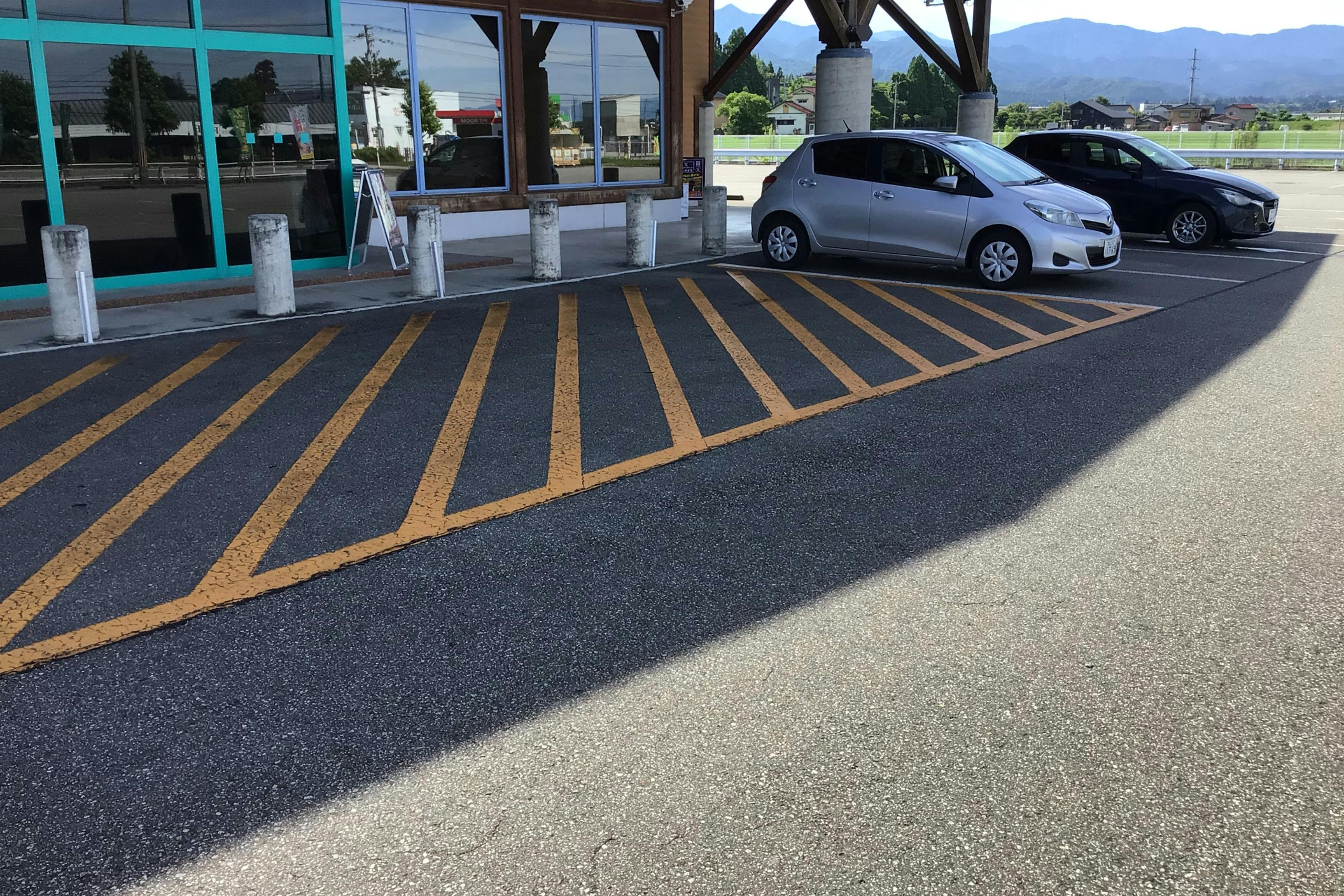 【ダイナム富山上市店】キッチンカーやプロモーションイベントでの出店に最適なアミューズメント施設のイベントスペース(正面駐車場)