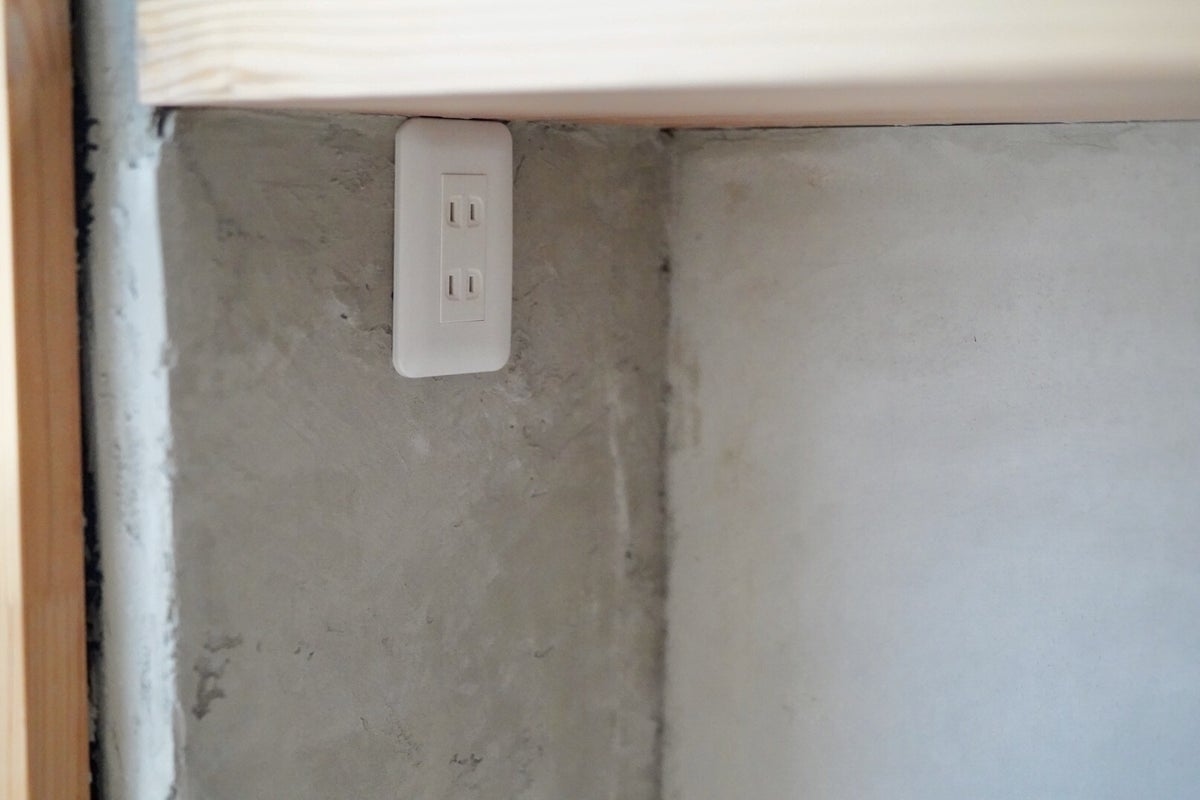 コンセントは、キッチンに3箇所、客席側に2箇所、トイレに1箇所です。