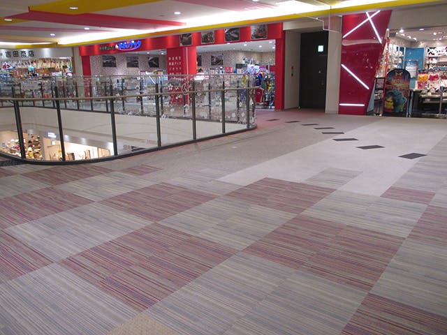 【イオンモール岡崎】イースト 3F「ディズニーストア」前の画像