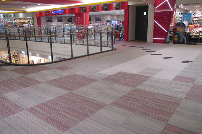 【イオンモール岡崎】イースト 3F「ディズニーストア」前の画像1