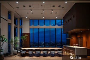 【横浜駅3分】レセプションパーティーやセミナーの開催、撮影会に適した7.5mの天井高と、ガラス張りの眺望を活かしたキッチン付きスペース