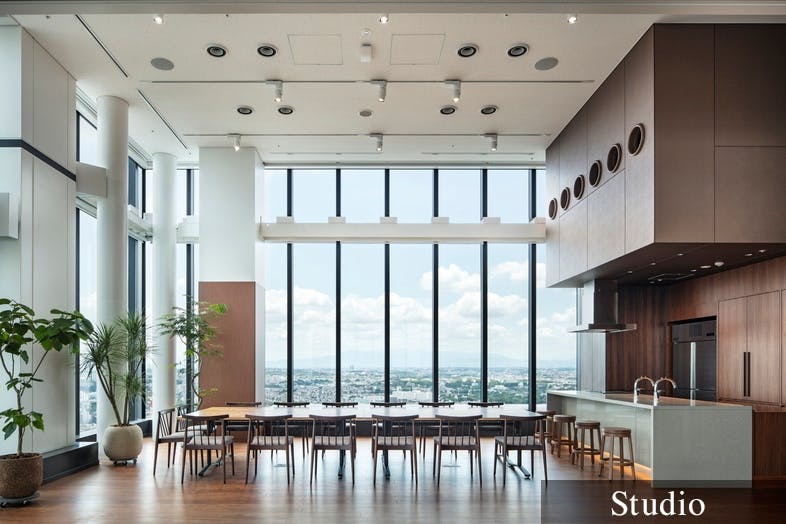 【横浜駅3分】レセプションパーティーやセミナーの開催、撮影会に適した7.5mの天井高と、ガラス張りの眺望を活かしたキッチン付きスペース