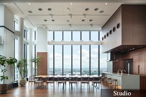 【横浜駅3分】レセプションパーティーやセミナーの開催、撮影会に適した7.5mの天井高と、ガラス張りの眺望を活かしたキッチン付きスペース