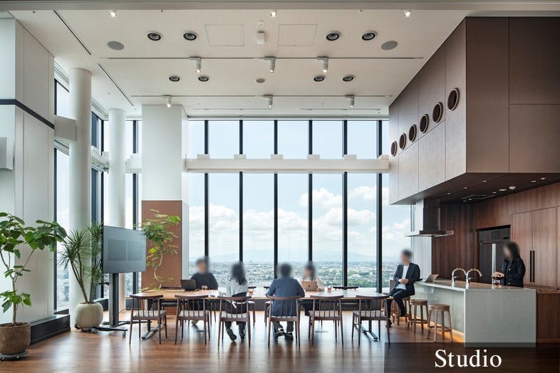 【横浜駅3分】レセプションパーティーやセミナーの開催、撮影会に適した7.5mの天井高と、ガラス張りの眺望を活かしたキッチン付きスペース