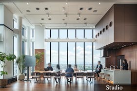 【横浜駅3分】レセプションパーティーやセミナーの開催、撮影会に適した7.5mの天井高と、ガラス張りの眺望を活かしたキッチン付きスペース